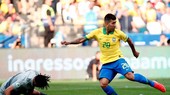 Roberto Firmino tận dụng sai lầm của thủ thành Gallese.
