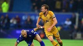 Yohan Benalouane (Leicester City) cố gsắng cản lối Harry Kane (Tottenham)