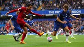 Alexandre-Arnold sút bóng trước Marcos Alonso