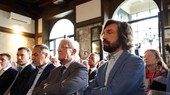 Andrea Pirlo (phải) đã sớm có cơ hội thành danh trên cương vị mới