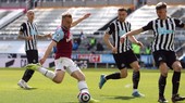 Jarrod Bowen sút bóng trước khung thành Newcastle