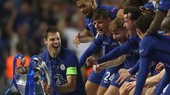 Đội trưởng Azpilicueta gương cao chiếc cúp Champions League