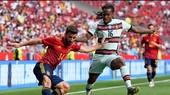 Jose Gaya cố gắng tạt bóng trước Renato Sanches (Bồ Đào Nha)