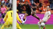 Memphis Depay tung cú sút trước khung thành Bắc Macedonia