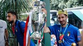 Giorge Chiellini đi đầu với chiếc cúp và vương miện trên đầu