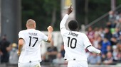 Burak Yilmaz (17) ăn mừng bàn thắng phút cuối cùng