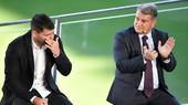 Sergio Aguero rơi nước mắt trong cuộc họp báo bên cạnh Chủ tịch Juan Laporta