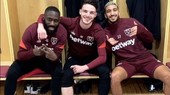 Các cầu thủ West Ham chụp ảnh trước buổi tập
