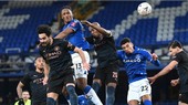 Ilkay Gundogan (trái) ngán nhất trrung cve65 Yerry Mina (13, Everton)