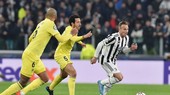 Arthur Melo đi bóng trước hàng thủ Villarreal