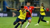 Byron Castillo đi bóng qua hậu vệ Chilê