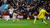 Leon Baily sút hạ thủ thành David De Gea