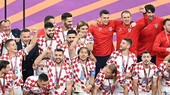 Luka Modric (giữa) trong lễ trao huy chương World Cup