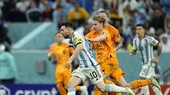 Lionel Messi đi bóng trong trận gặp Hà Lan