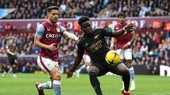 Bukayo Saka giúp Arsenal lội ngược dòng ở Villa Park