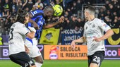 Romelu Lukaku đi bóng qua hậu vệ Spezia