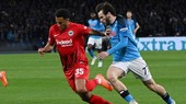 Kvaratskhelia (phải) đang chơi rất hay trong màu áo Napoli