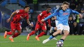 Piotr Zielinski sút thắng quả phạt đền trước Eintracht Frankfurt