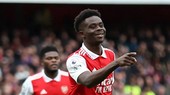 Bukayo Saka tỏa sáng ở Emirates