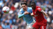 Jack Grealish (trái) vượt qua trung vệ Konate (Liverpool)
