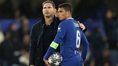 HLV Frank Lampard và trung vệ Thiago Silva đối mặt với tiếng la chộ từ khán đài