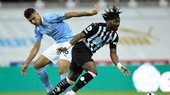 Newcastle (phải) cũng căng thẳng khi gặp Man City