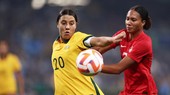 Sam Kerr (Australia, trái) tranh bóng với Jade Rose (Canada) trong trận giao hữu hồi tháng 9-2022