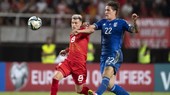 Nicolo Zaniolo (Italia, phải) tranh bóng với Ezgjan Alioski (North Macedonia)