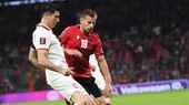 Robert Lewandowski (trái, Ba Lan) bất lực trước hàng thủ Albania