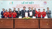 Ông Lê Trọng Khương – Tổng Giám đốc Hưng Thịnh Land (bên phải) và ông Lê Hoài Anh - Tổng thư ký LĐBĐ Việt Nam (bên trái) trong lễ ký kết