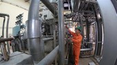 Vận hành tại Nhà máy phát điện từ chất thải công nghiệp được xây dựng tại huyện Sóc Sơn (Thành phố Hà Nội). (Ảnh: Ngọc Hà/TTXVN)