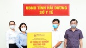 Đại diện Tập đoàn T&T Group (bên trái) trao tặng hệ thống máy xét nghiệm Realtime – PCR cho đại diện Sở Y tế Hải Dương (bên phải)