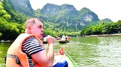 Chủ tịch Hội đồng chuyên gia Quỹ nghiên cứu “Ý tưởng Á - Âu”, tác giả cuốn sách “Việt Nam cất cánh” Grigory Trofimchuk trong chuyến tham quan Việt Nam