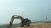 Mặt cầu Thăng Long đã được cào bóc lớp bê tông nhựa để sửa chữa lại đảm bảo tuổi thọ lâu dài. (Ảnh: Việt Hùng/Vietnam+)
