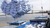 Bốc xếp gạo xuất khẩu tại cảng Sài Gòn. (Ảnh: TTXVN)