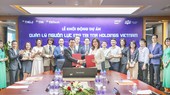 Bà Phạm Thị Vân Hà – Chủ tịch HĐQT TNR Holdings Vietnam và ông Đinh Tiên Hoàng – TGĐ khối Dịch vụ ERP, Công ty Hệ thống thông tin FPT ký kết hợp tác