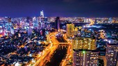 Một góc TPHCM về đêm. Ảnh: HOÀNG HÙNG