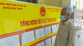 Cử tri kiểm tra các thông tin cần thiết trước ngày bầu cử. Ảnh TUẤN QUANG