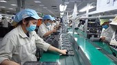 Công nhân đeo khẩu trang phòng, chống dịch COVID-19 khi làm việc. (Ảnh: Anh Tuấn/TTXVN)