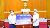 Thứ trưởng Bộ Xây dựng Nguyễn Văn Sinh trao tặng ủng hộ Quỹ Vaccine phòng Covid-19 số tiền 1 tỷ đồng.