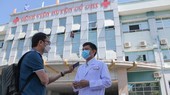Phóng viên Báo SGGP tác nghiệp ở Bệnh viện Huyện Củ Chi. Ảnh: DŨNG PHƯƠNG