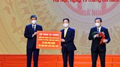 Ông Đỗ Quang Hiển, Chủ tịch HĐQT kiêm Tổng Giám đốc Tập đoàn T&T Group (đứng giữa) trao ủng hộ 30 tỷ đồng cho Chương trình “Hà Nội chung tay hành động đẩy lùi dịch Covid-19 cho Lãnh đạo TP Hà Nội.