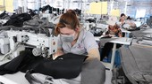 Công ty Triệu Phú Lộc chuyên chế biến đồ nội thất gia dụng tại huyện Bắc Tân Uyên, tỉnh Bình Dương duy trì sản xuất trong điều kiện mới. (Ảnh: Dương Chí Tưởng/TTXVN)