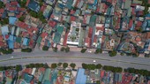 Tuyến đường Nguyễn Văn Cừ, Q.Long Biên trong ngày thực hiện chỉ thị 16 - Ảnh: NAM TRẦN