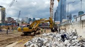 San lấp, tái lập hoàn trả mặt bằng nhà ga trung tâm Bến Thành tuyến metro số 1. (Ảnh: TTXVN)