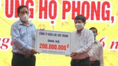 Ông Võ Văn Tư, Giám đốc Công ty Điện lực Sóc Trăng (phải) trao 200 triệu đồng ủng hộ Quỹ phòng, chống Covid-19 tỉnh Sóc Trăng.
