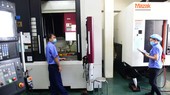 Nhiều doanh nghiệp đề nghị có phương án thay thế "3 tại chỗ". Trong ảnh: sản xuất tại một công ty ở quận 7 (TP.HCM) chuyên về khuôn mẫu và sản phẩm nhựa kỹ thuật cao - Ảnh: QUANG ĐỊNH
