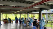 Tiêm vaccine phòng COVID-19 cho công nhân làm việc tại Khu chế xuất Tân Thuận. (Ảnh: Thanh Vũ/TTXVN)
