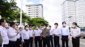 Thủ tướng Phạm Minh Chính kiểm tra khu cách ly tại ký túc xá ĐHQG TP.HCM sáng 26-6 - Ảnh: QUANG ĐỊNH