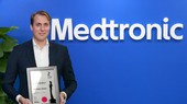Ông Paul Verhulst, Tổng Giám đốc Medtronic Indochina nhận chứng nhận vinh danh "Nơi làm việc tốt nhất Châu Á 2021"